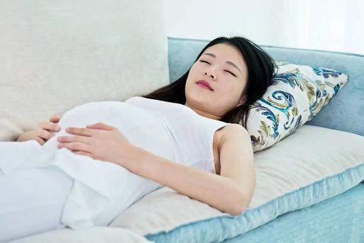 顺产后休息时的姿势也有讲究,这样躺着更有利于身体的恢复
